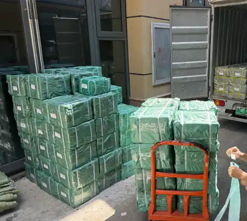 Die vom Kunden bestellte Schrankhardware ist verpackt und versandbereit